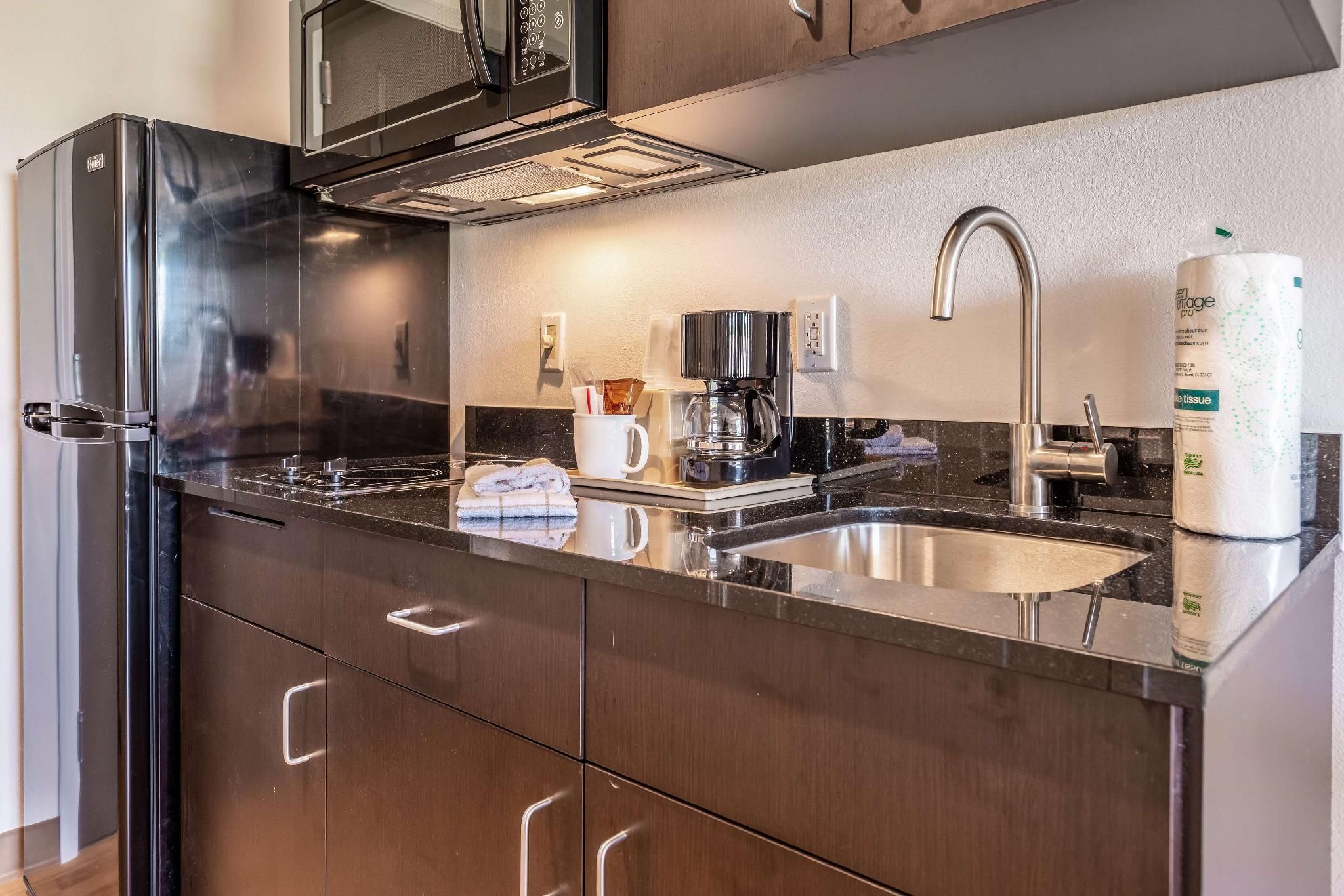 Studio 6  Lake Charles, LA 2 Queen Beds | Non-Smoking, Kitchen 2