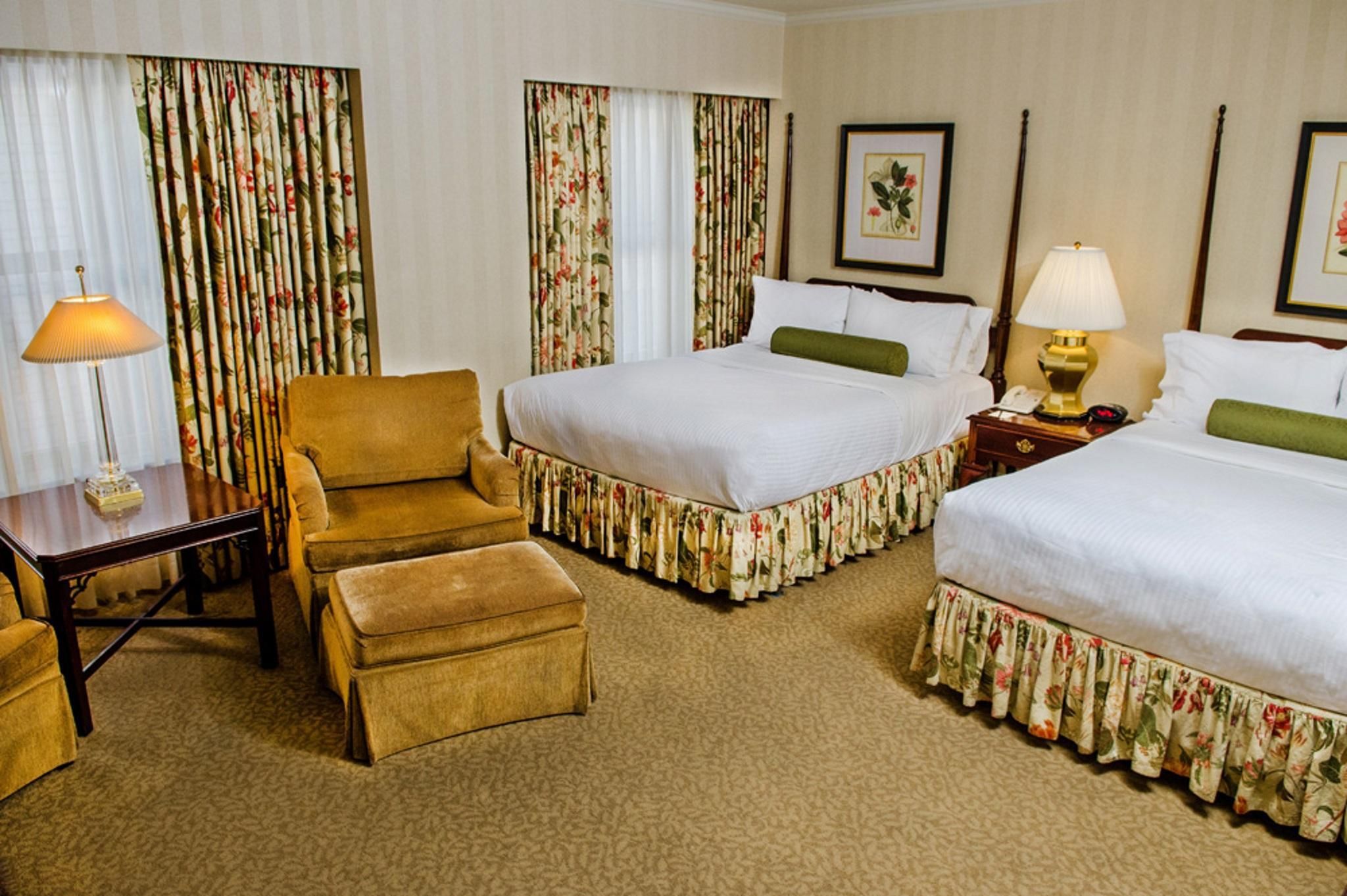 Mayflower Park Hotel Deluxe Double Queen