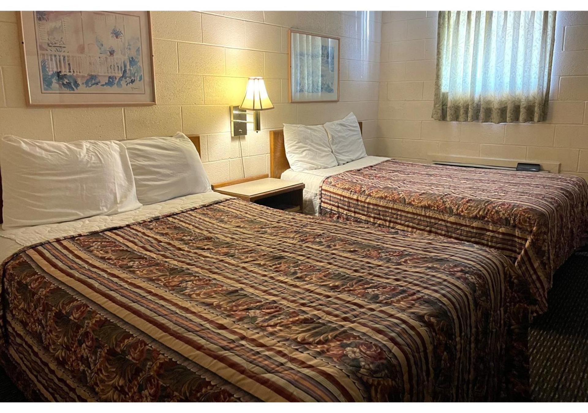 2 Full Beds with Kitchenette