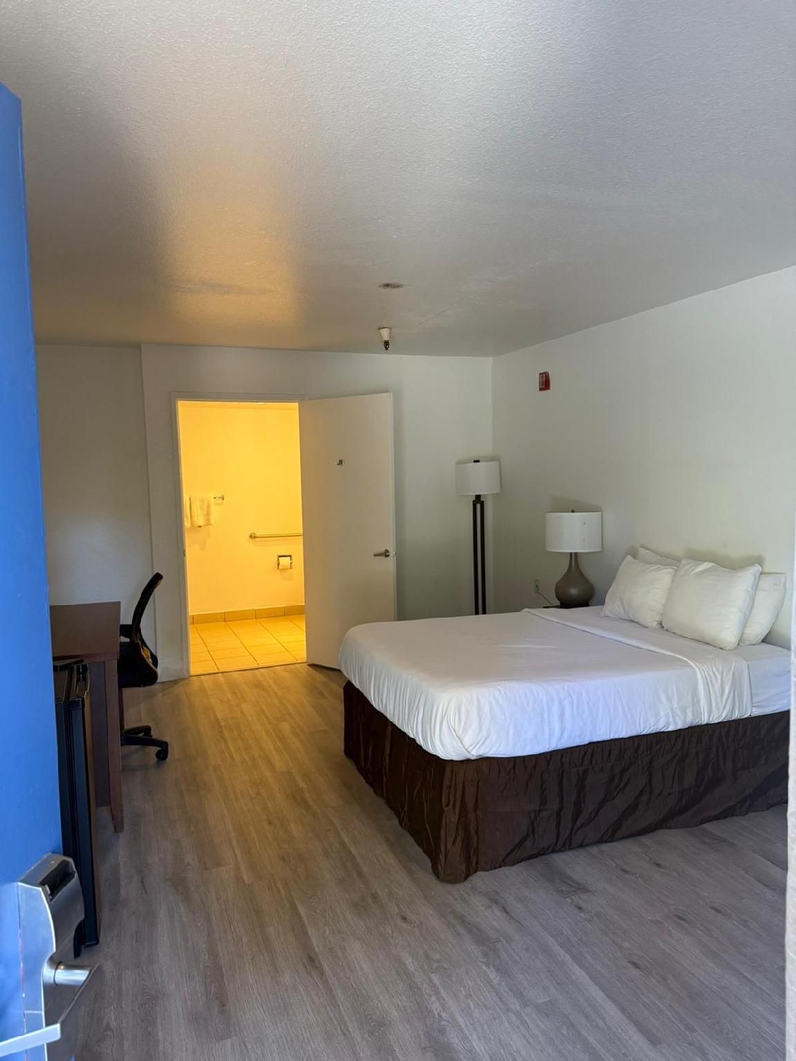 1 Queen Bed