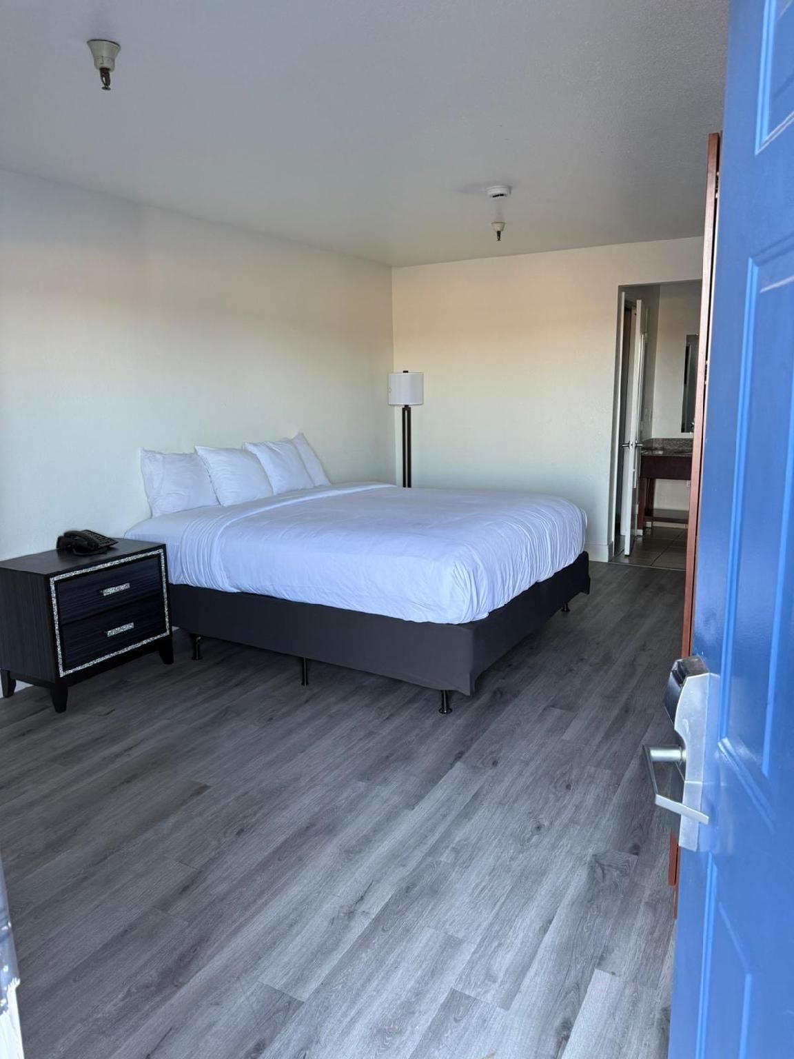 1 King Bed