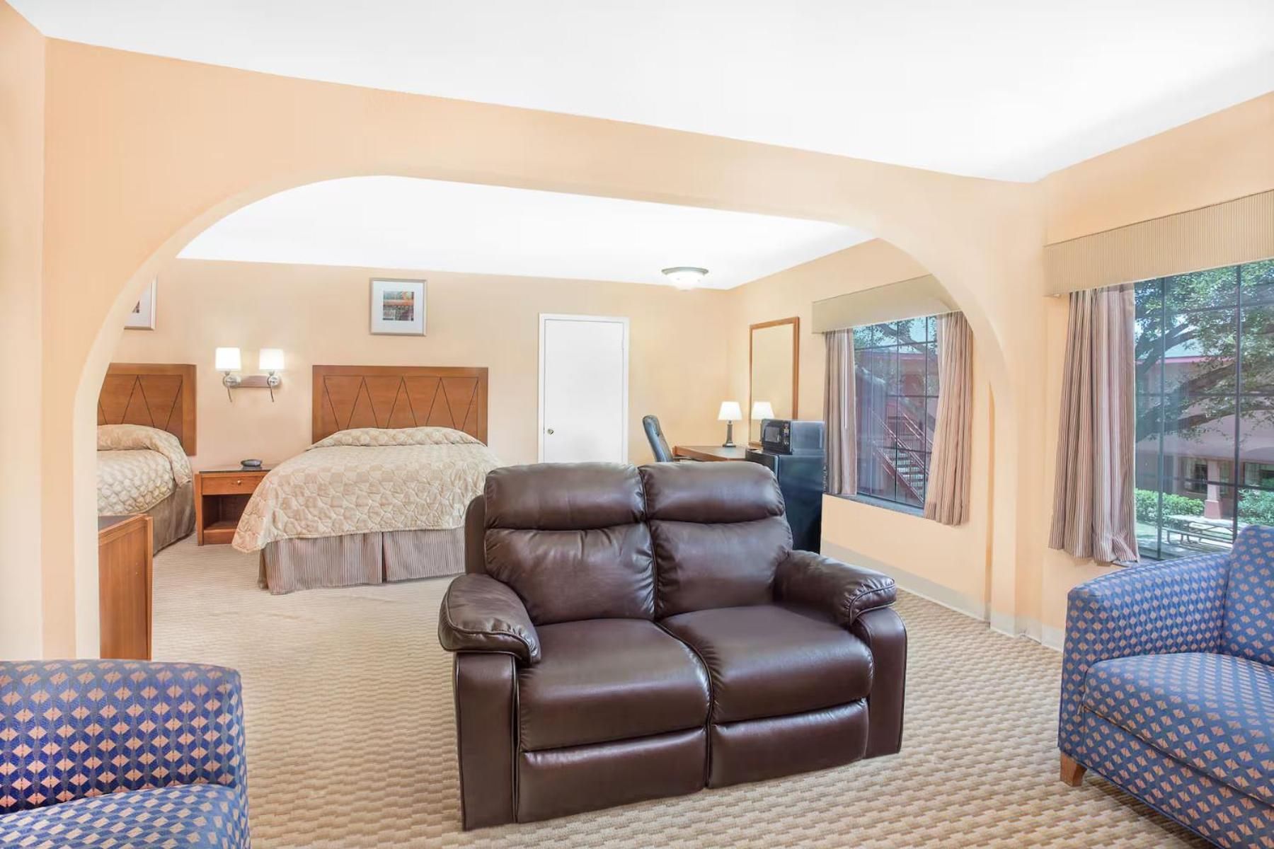 Super Motel Deluxe Suite