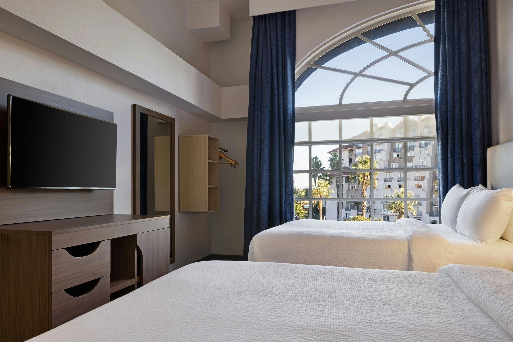 Suite, 2 Queen, Sofa bed