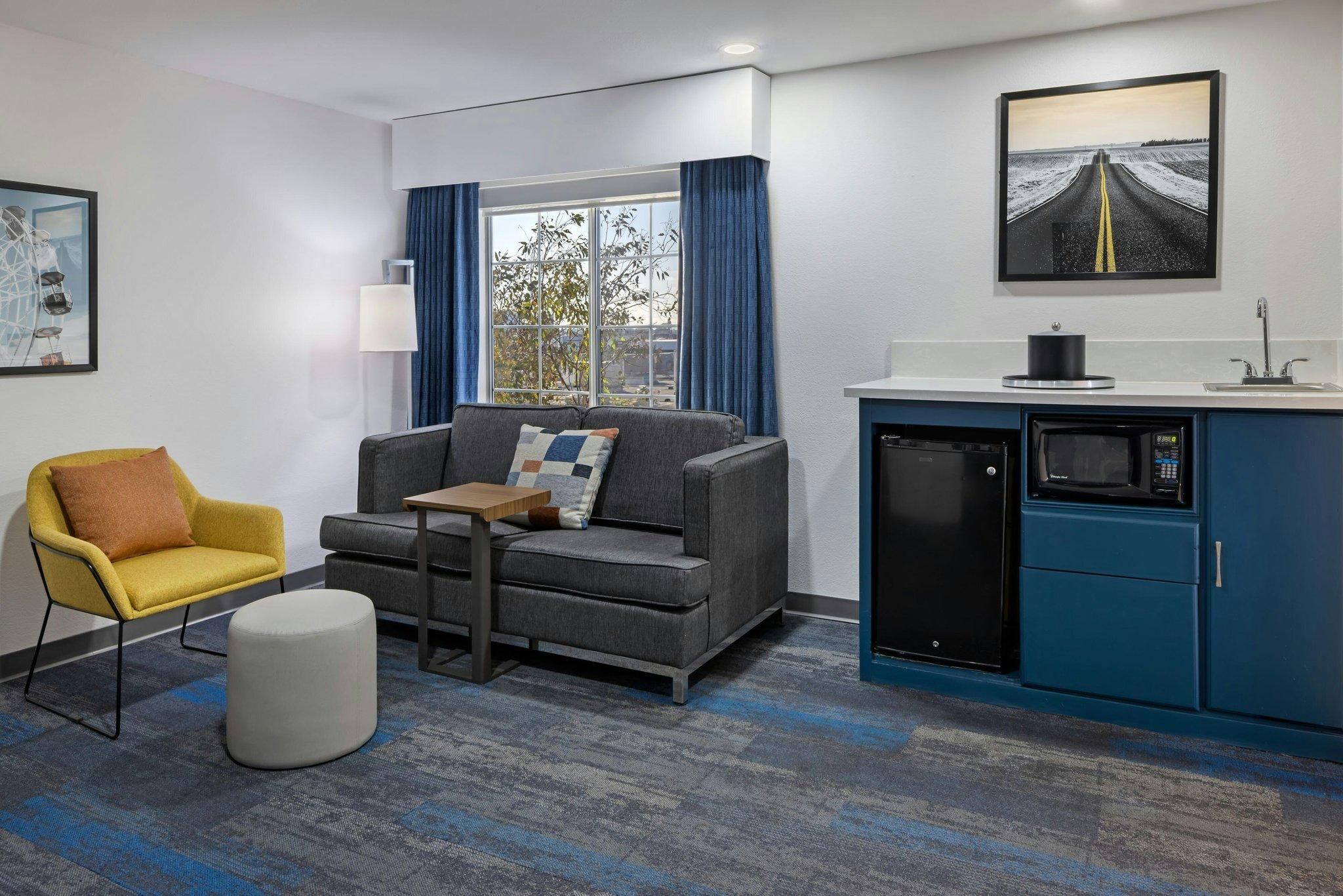 1 Bedroom Larger Suite, 1 King, Sofa bed