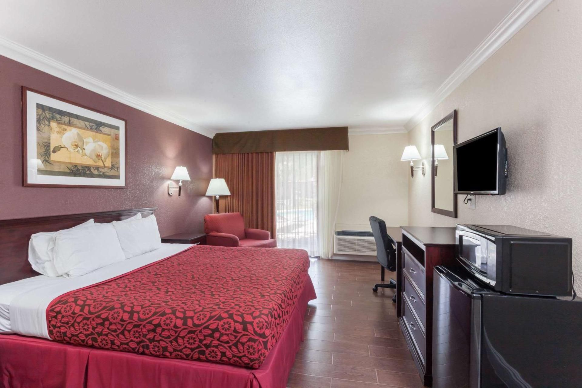 Deluxe King Room - Non-Smoking