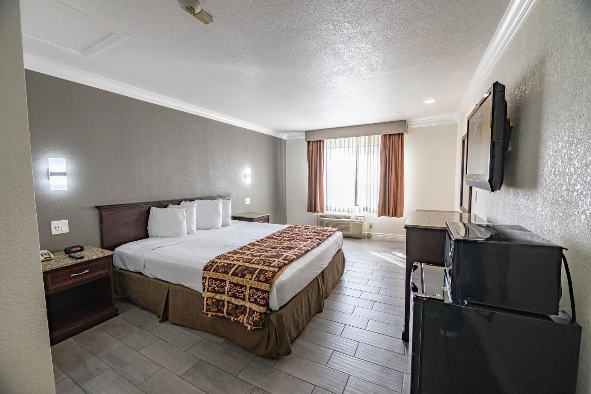 Deluxe King Room - Non-Smoking