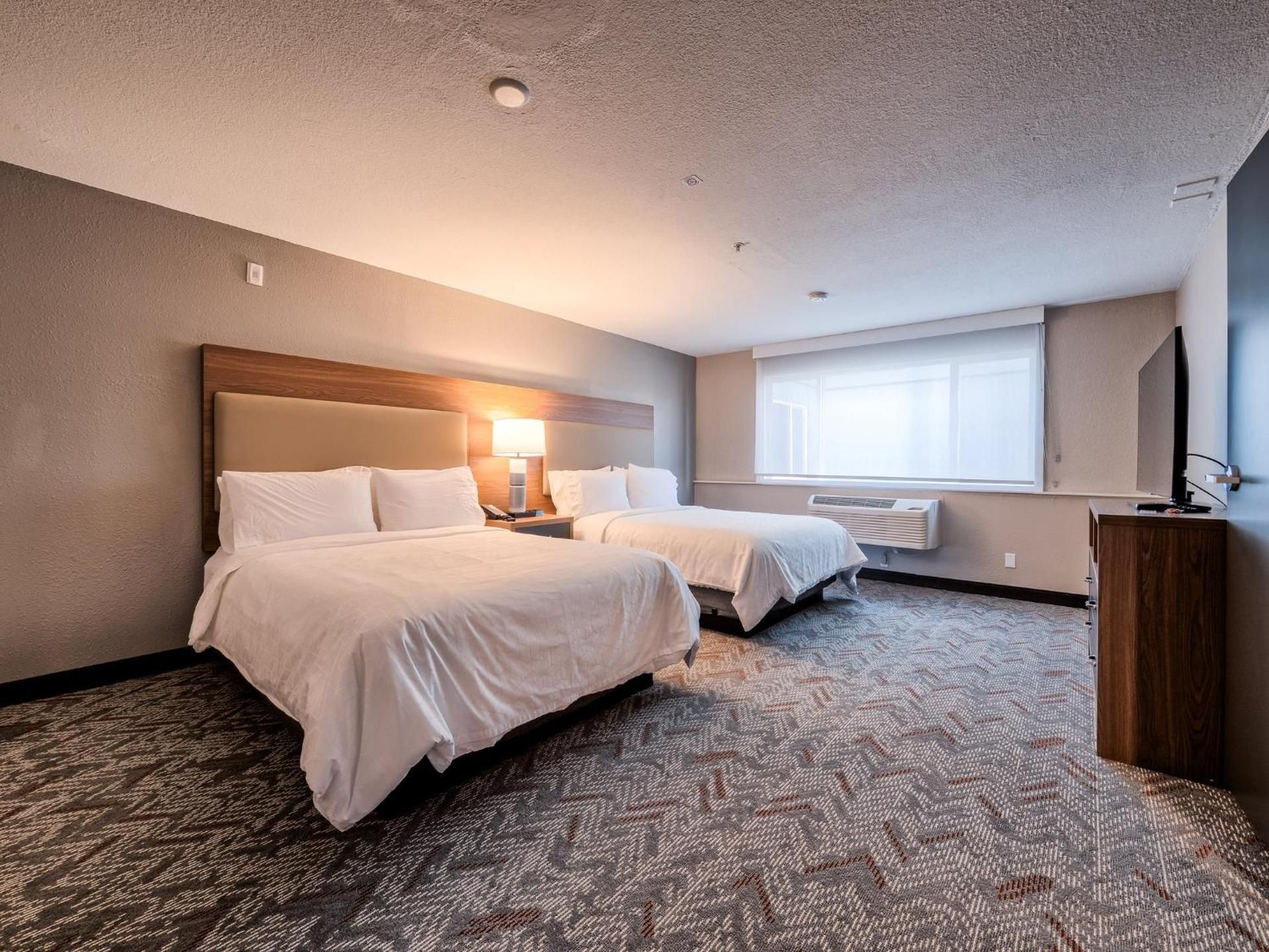 One-Bedroom Queen Suite with Two Queen Beds and Tub - Communications and Mobility Accessible