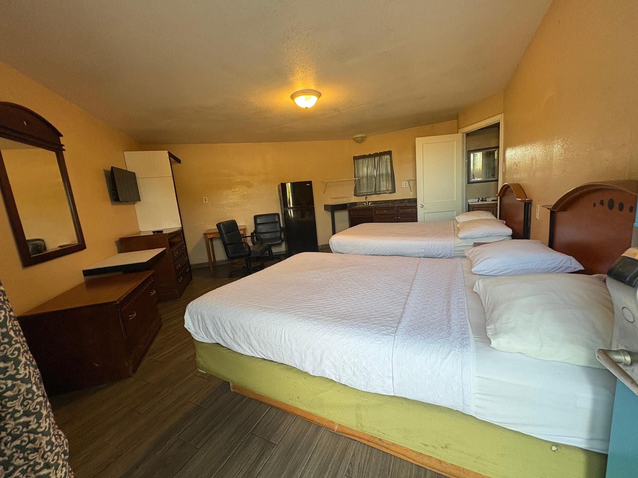 2 Full Beds with Kitchenette Smoking