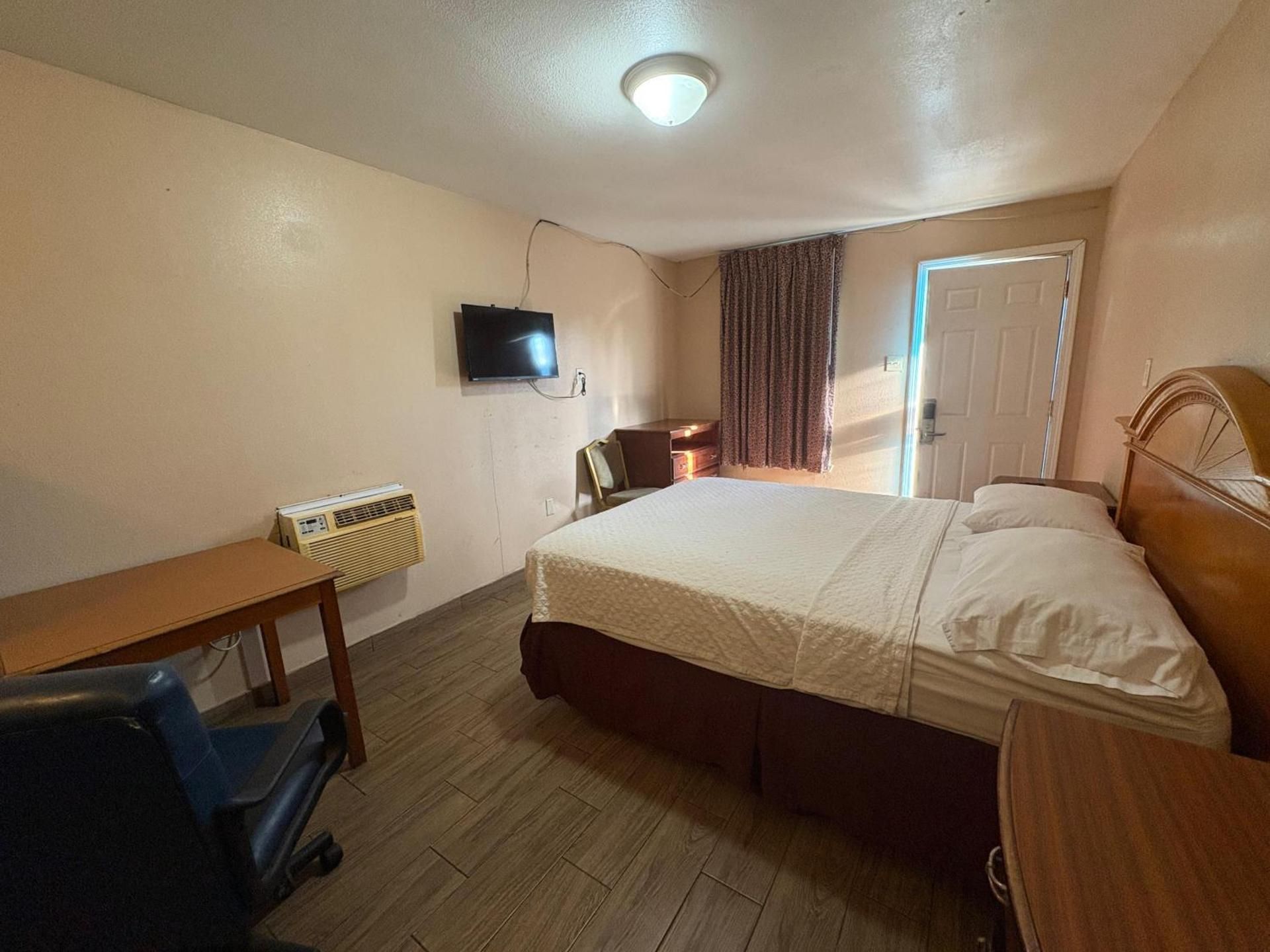 Queen Bed with Kitchenette Smoking