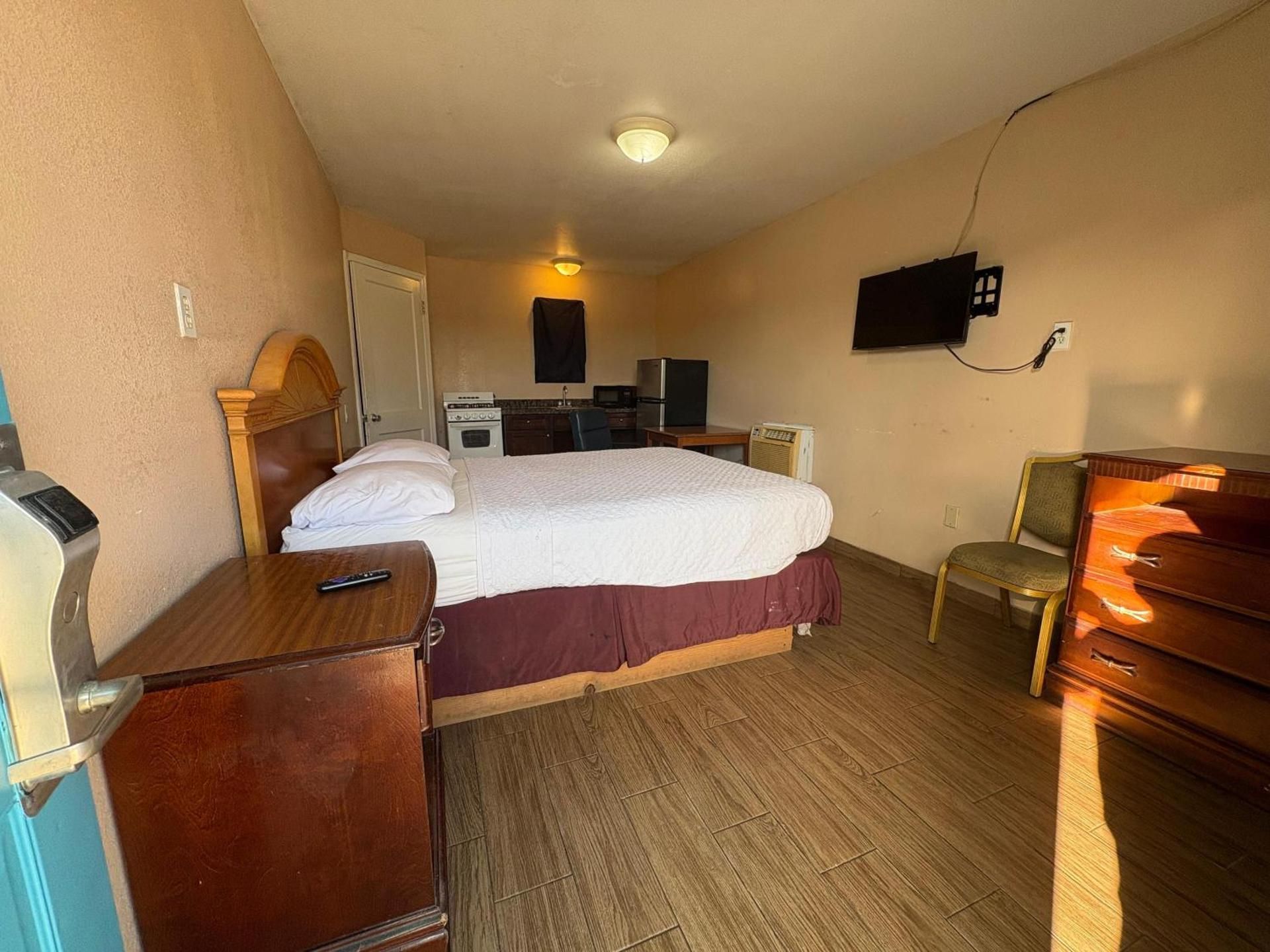Queen Bed with Kitchenette Smoking
