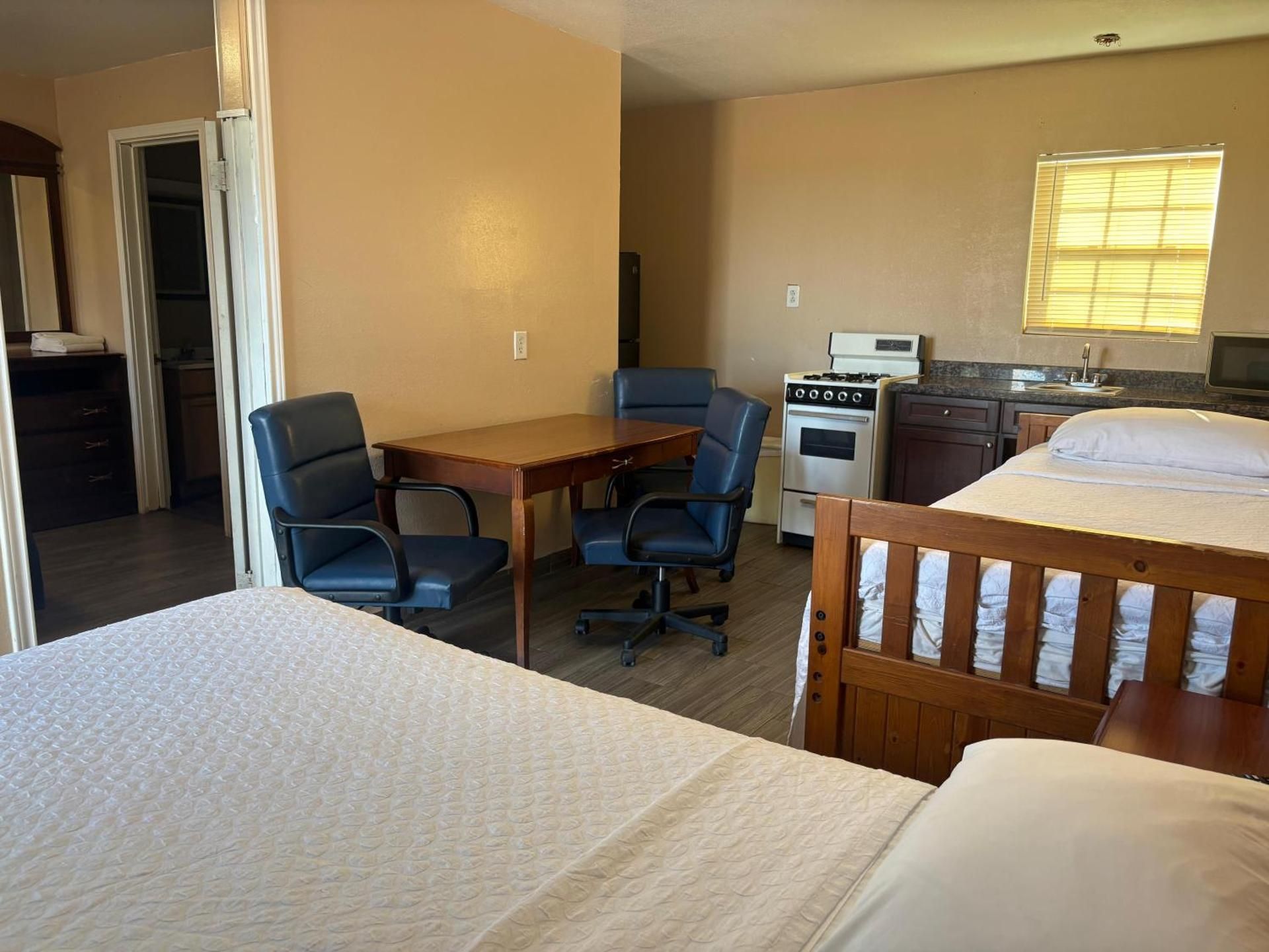 Queen Bed & 2 Full Beds Kitchenette Smoking