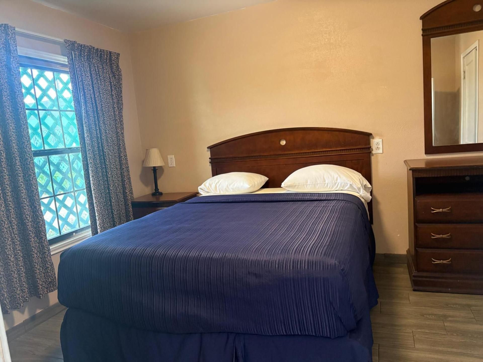 Queen Bed & 2 Full Beds Kitchenette Smoking