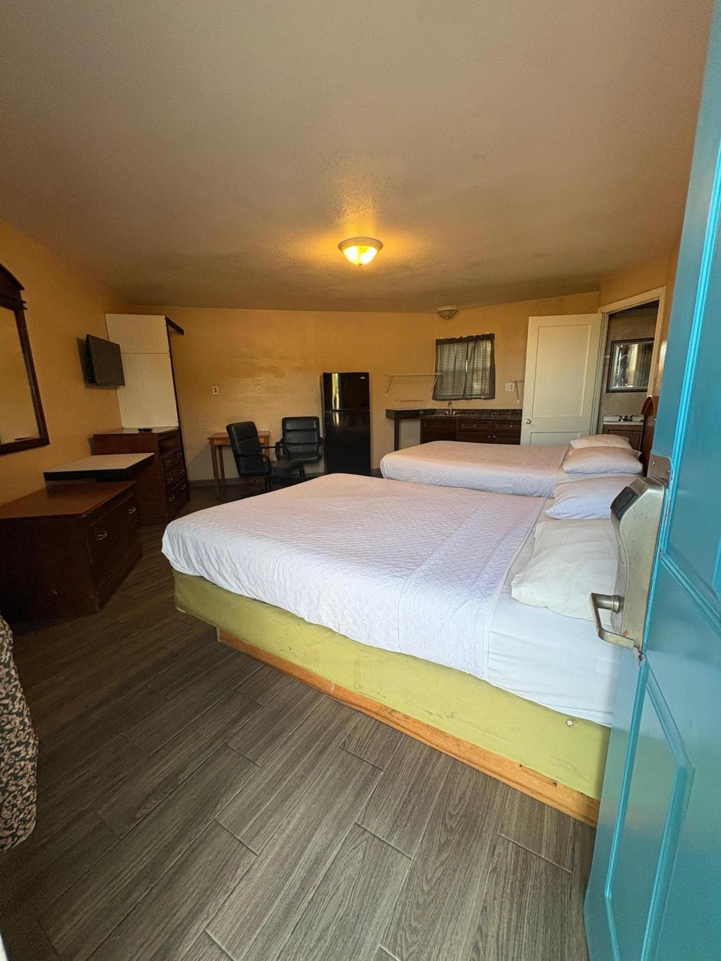 2 Full Beds with Kitchenette Smoking