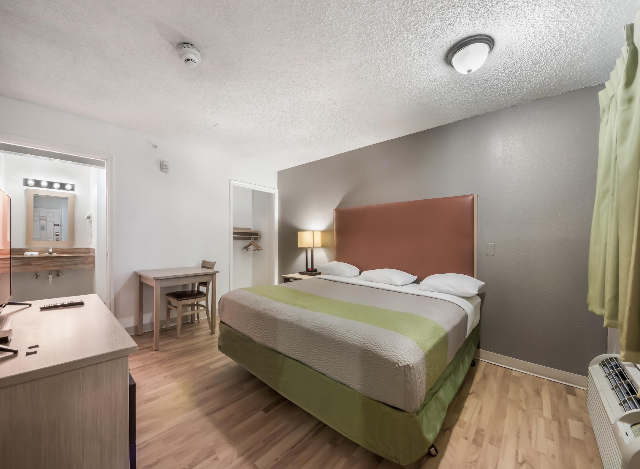 1 Full Bed | Non-Smoking, Kitchen