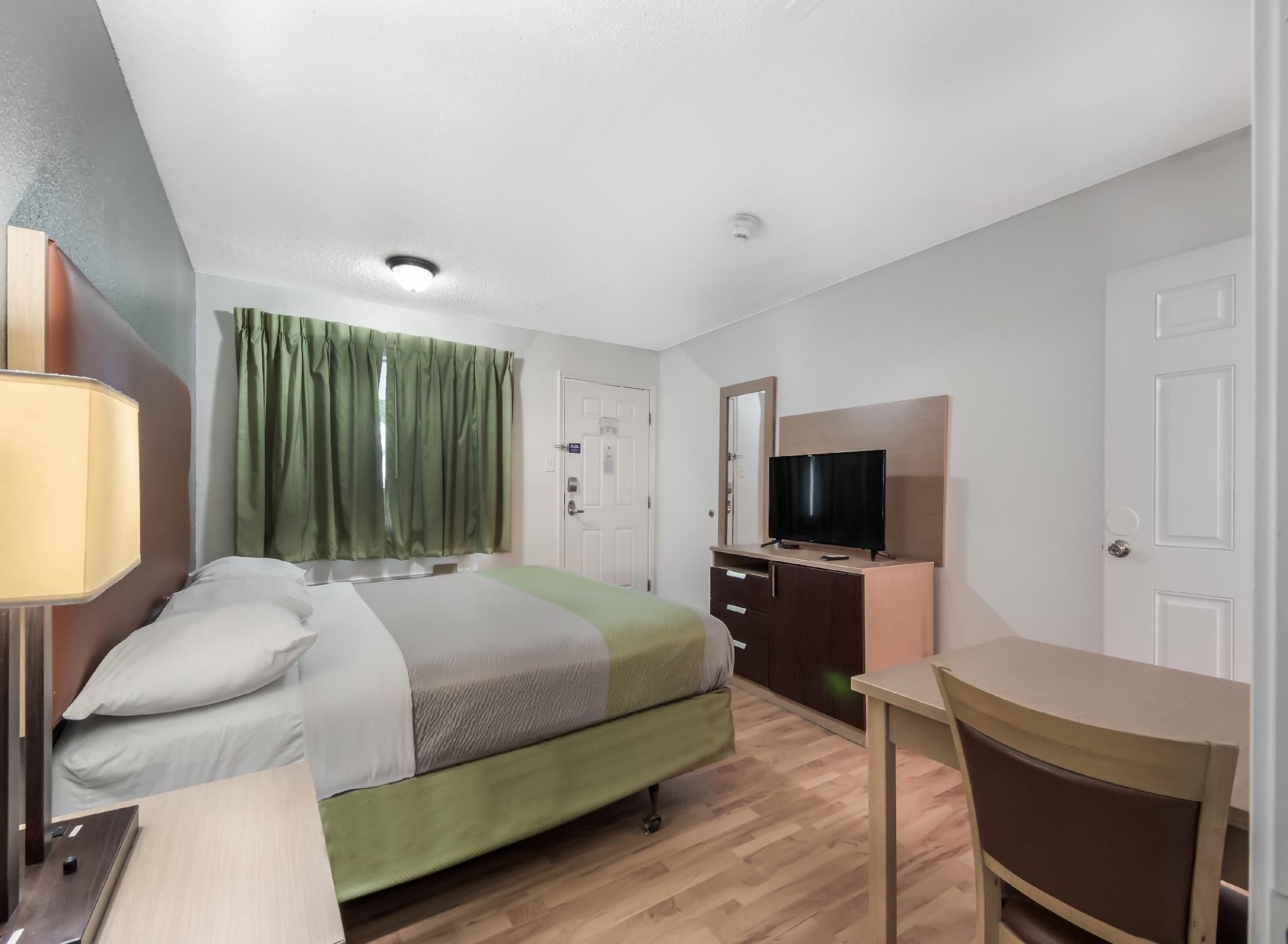 1 Full Bed | Non-Smoking, Kitchen