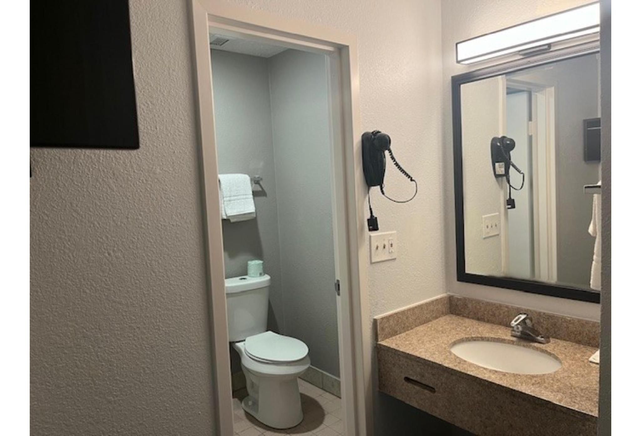 2 Queen Beds | Smoking, Micfridge