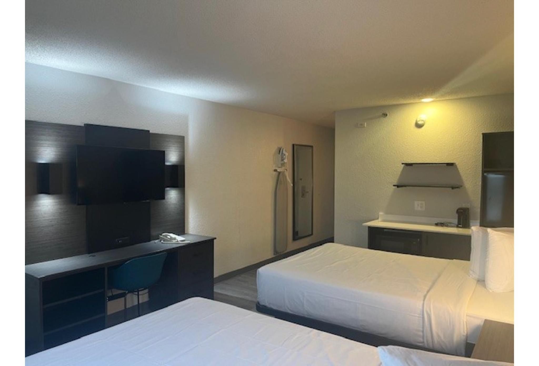 2 Queen Beds | Smoking, Micfridge