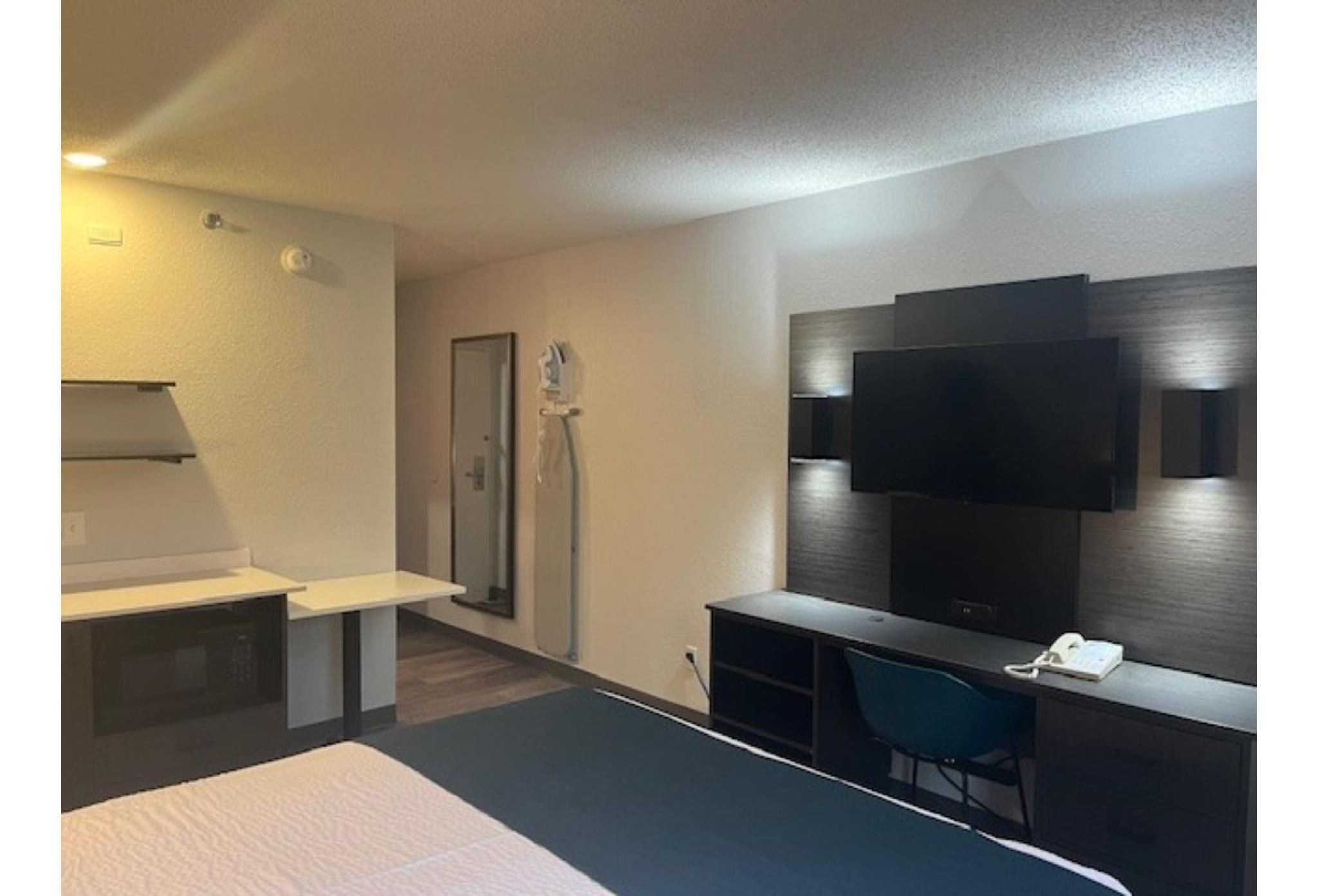 Studio6 Suites Norcross, GA 1 Queen Bed | Non-Smoking, Micfridge 2