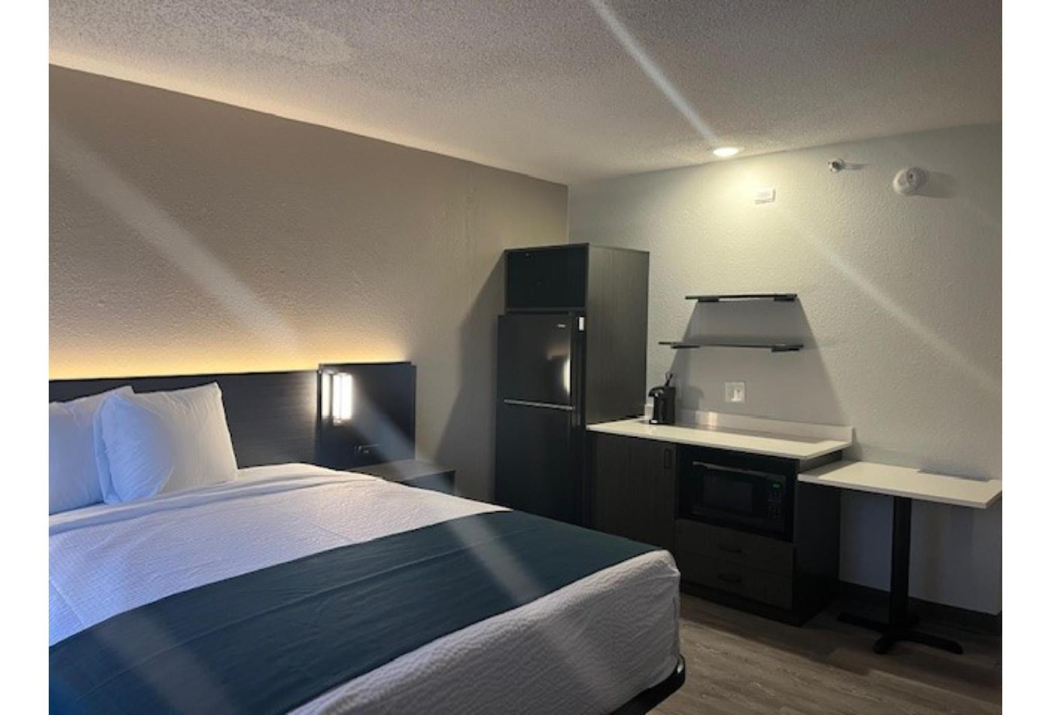 1 Queen Bed | ADA/RI Shower/Smoking