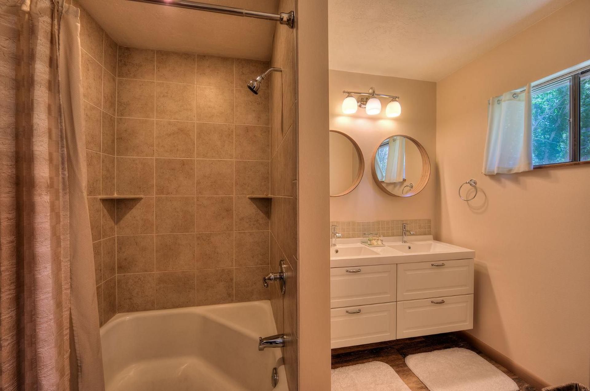 Castle Valley Inn King Room with Garden View 3