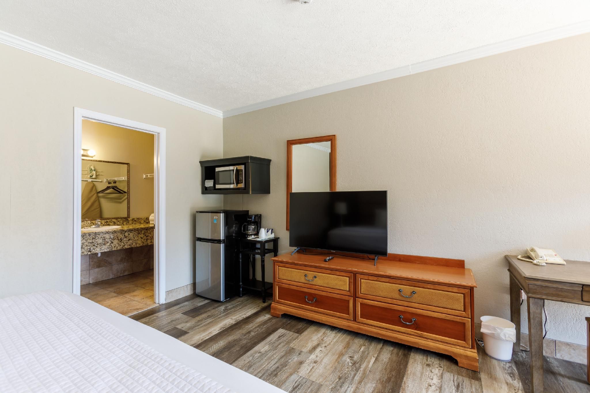 Gadsden Inn and Suites King-Suite-Ensuite with Jet bath-King Semi Suite 2