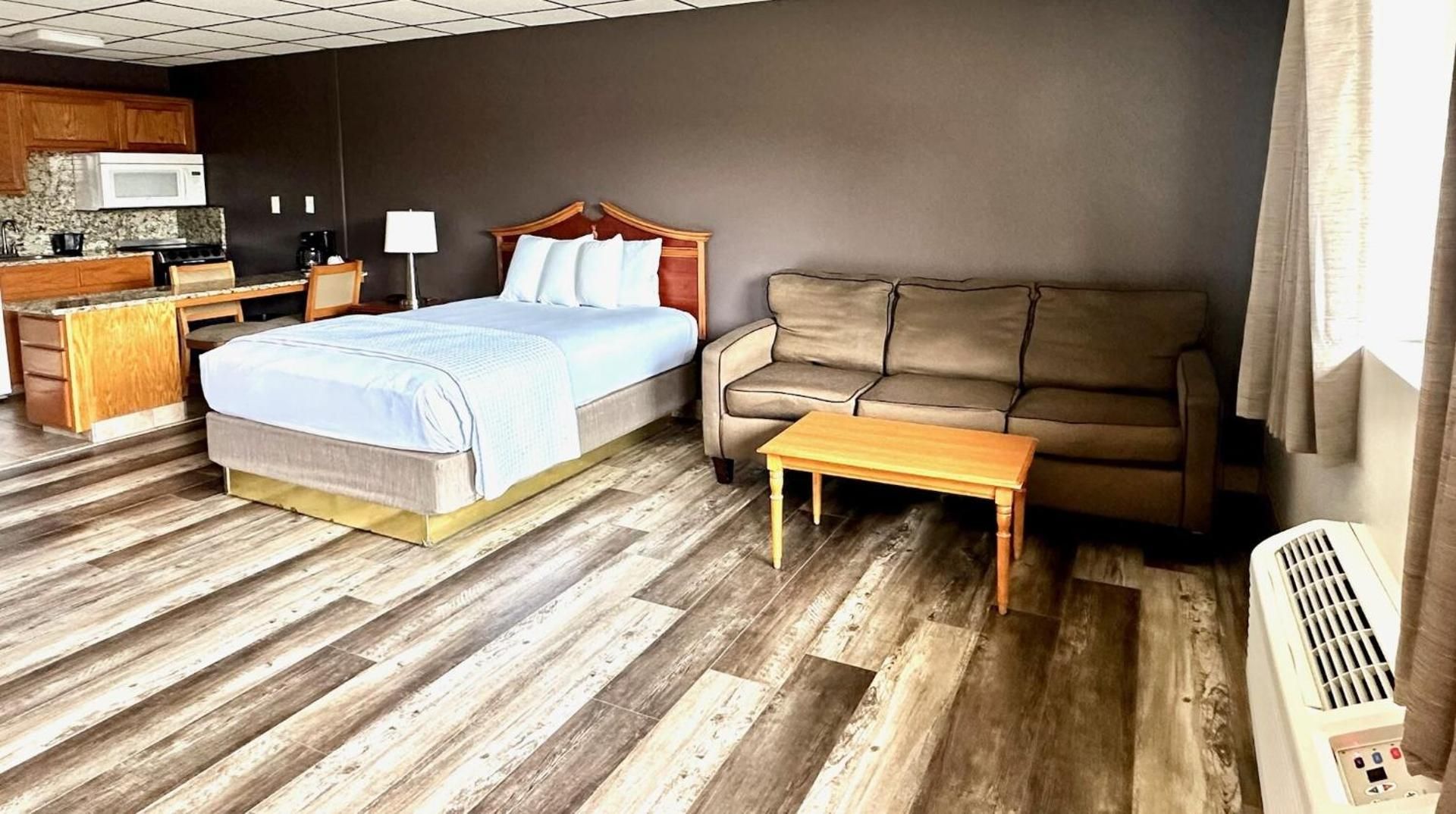 Gadsden Inn and Suites Superior Queen Room