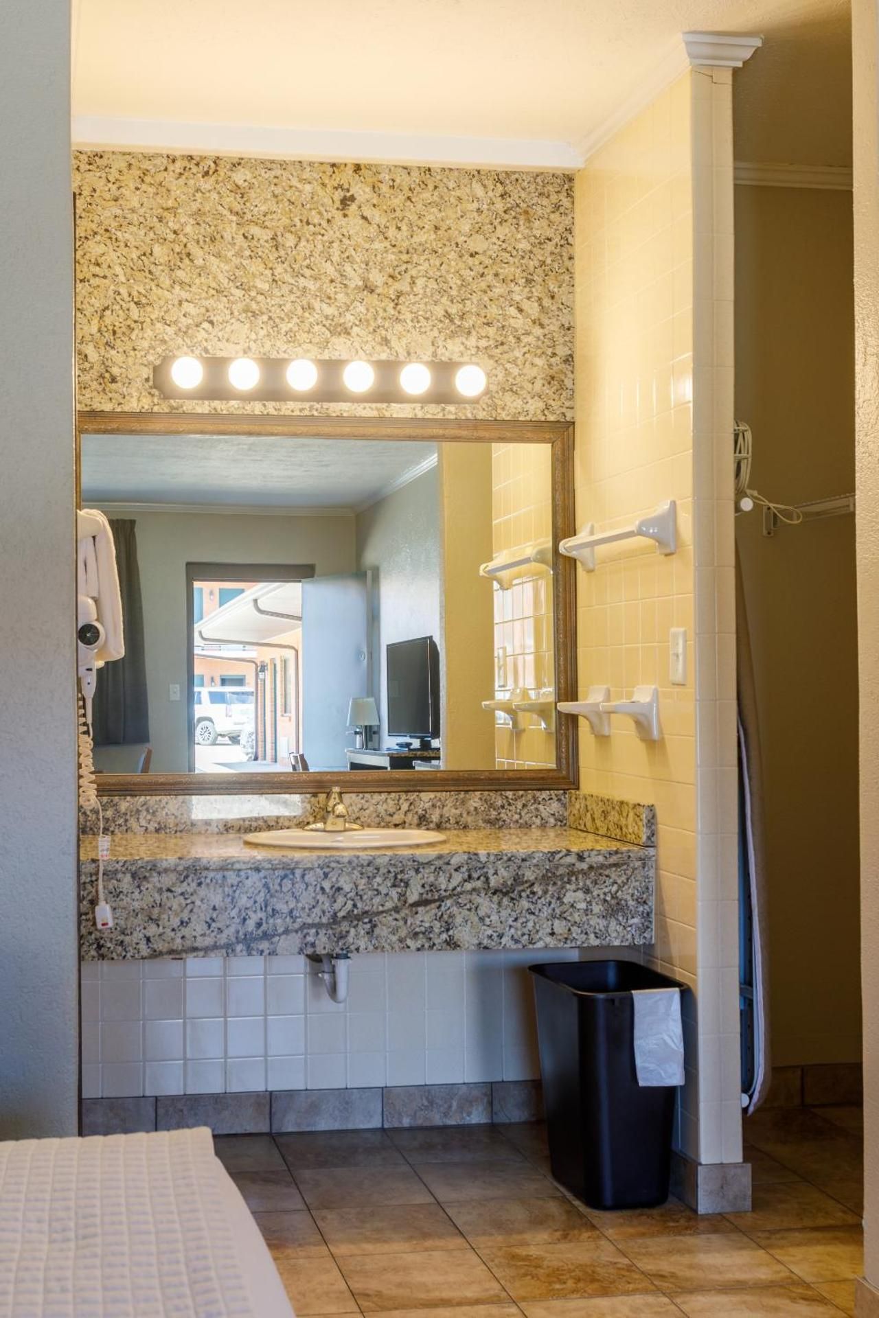 Gadsden Inn and Suites Superior Queen Room 3