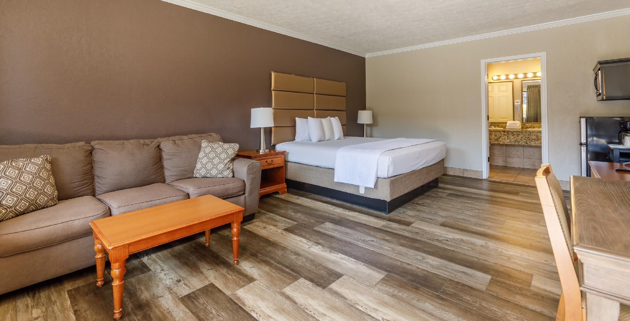 Gadsden Inn and Suites King-Suite-Ensuite with Jet bath-King Semi Suite