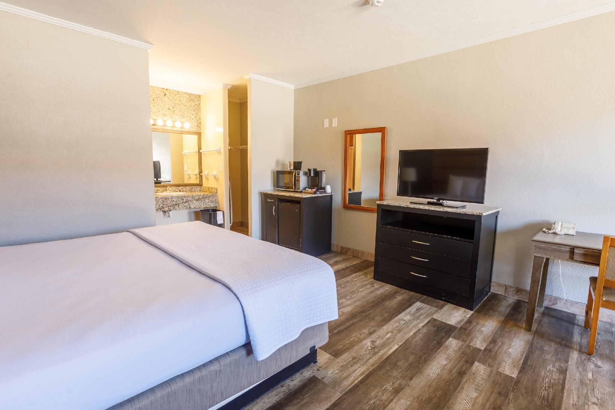 Queen-Standard-Ensuite with Shower-Standard Queen