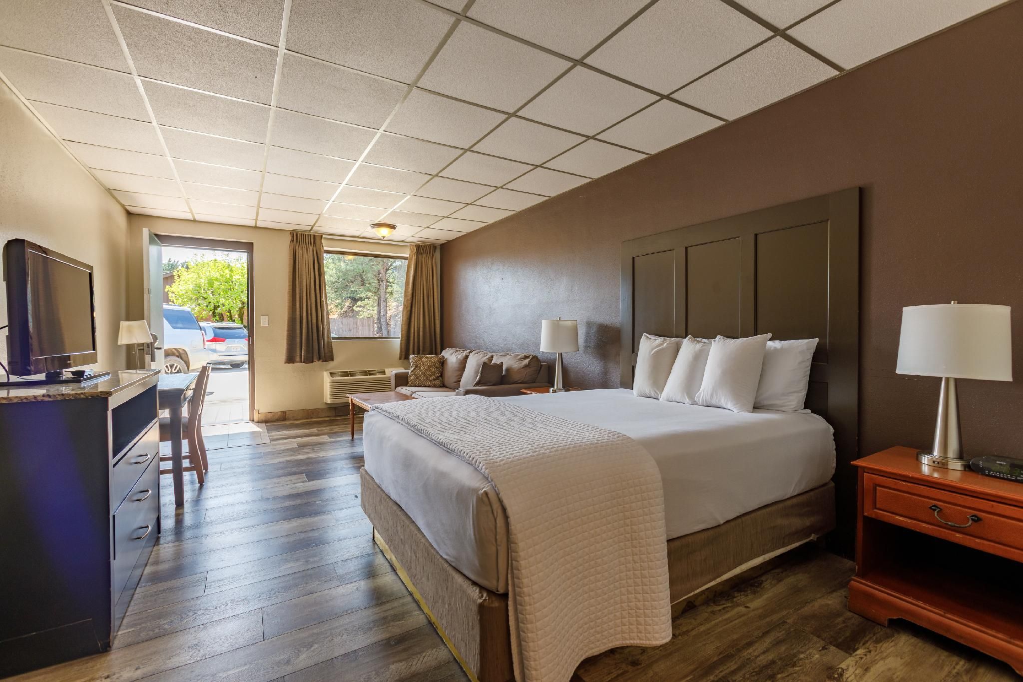 Queen-Standard-Ensuite with Shower-Standard Queen