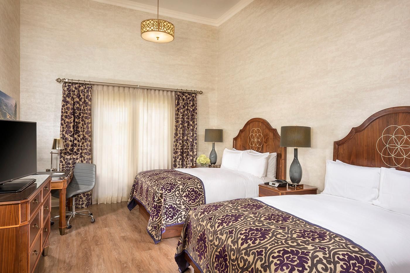 Premium 2 Queens Room