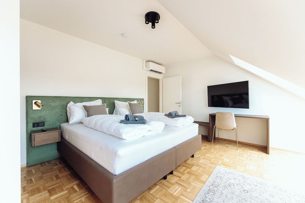 GH Luxury Apartments Graz, Gösser Haus Deluxe Apartment, Balcony, Courtyard Area 3