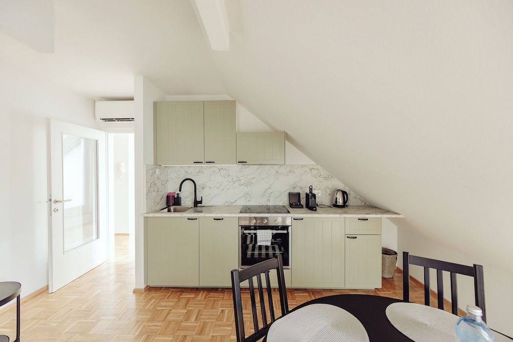 GH Luxury Apartments Graz, Gösser Haus Deluxe Apartment, Balcony, Courtyard Area 4