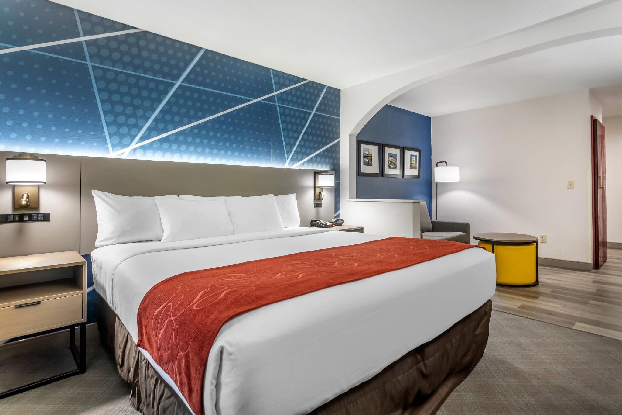 1 King Bed, Suite, Nonsmoking