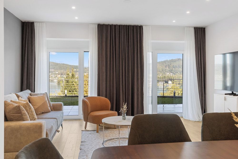 Luxury Apartment, Lake View