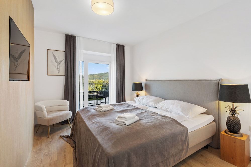 Luxury Apartment, Lake View