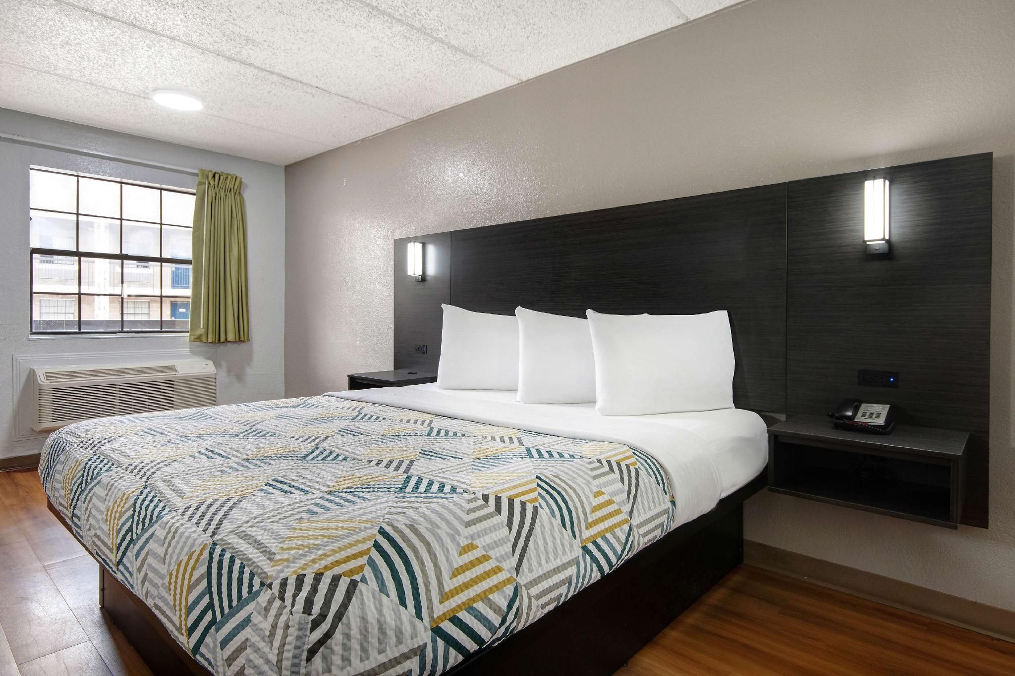 1 King Bed | Non-Smoking, Kitchen