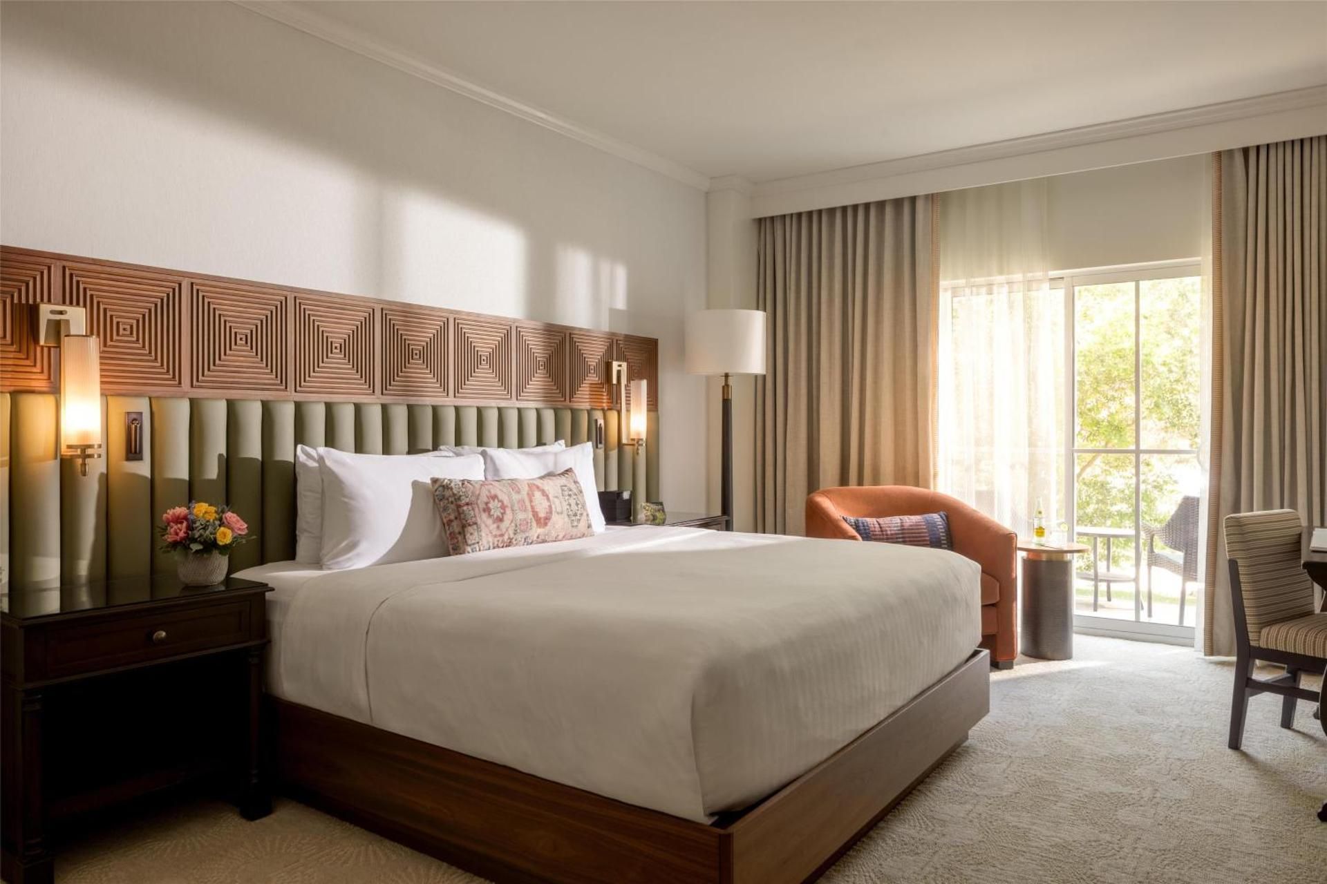 King Room with Roll-in Shower - Mobility Accessible