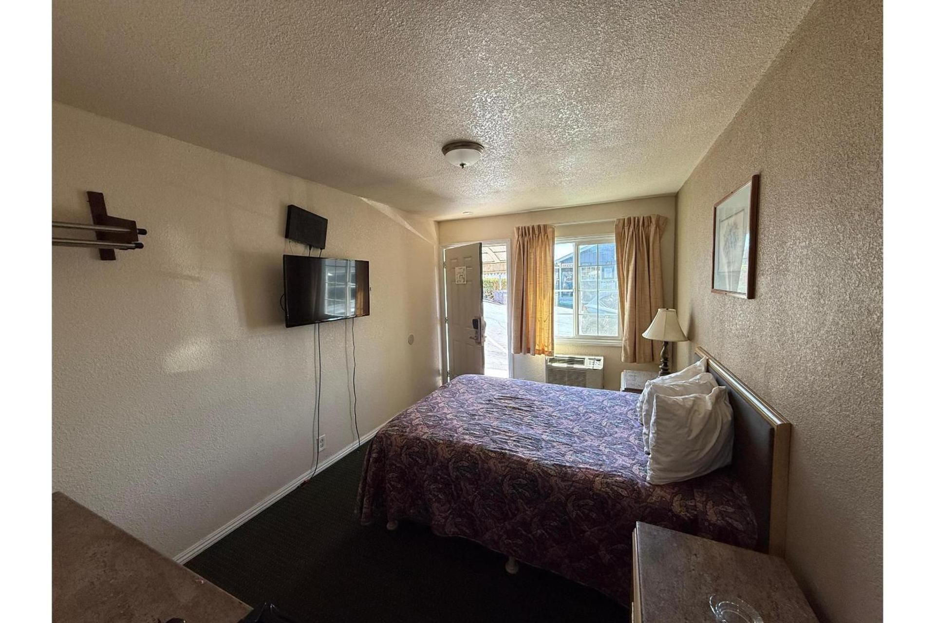 Queen Bed Studio with kitchenette Smoking