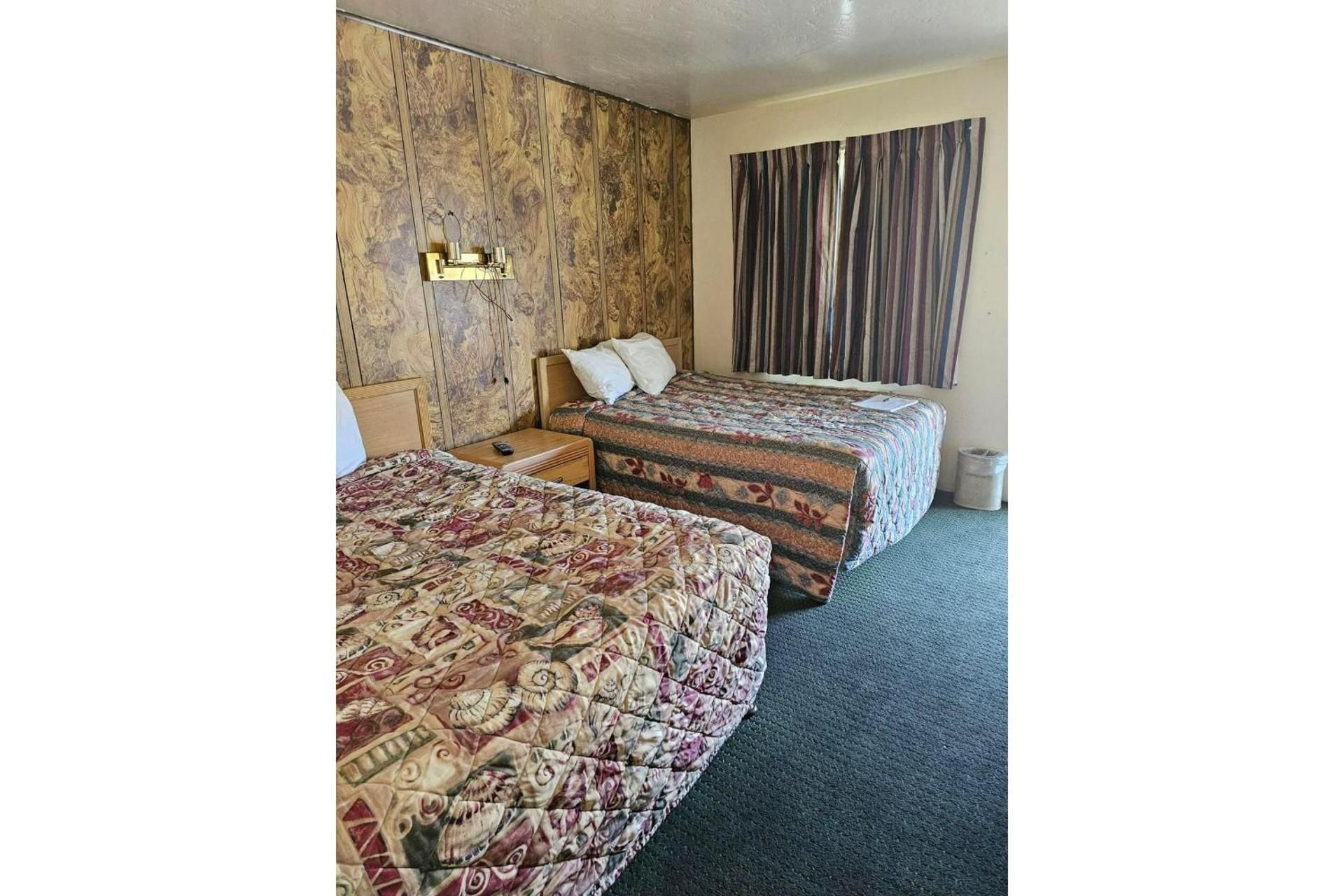 2 Queen Bed Smoking