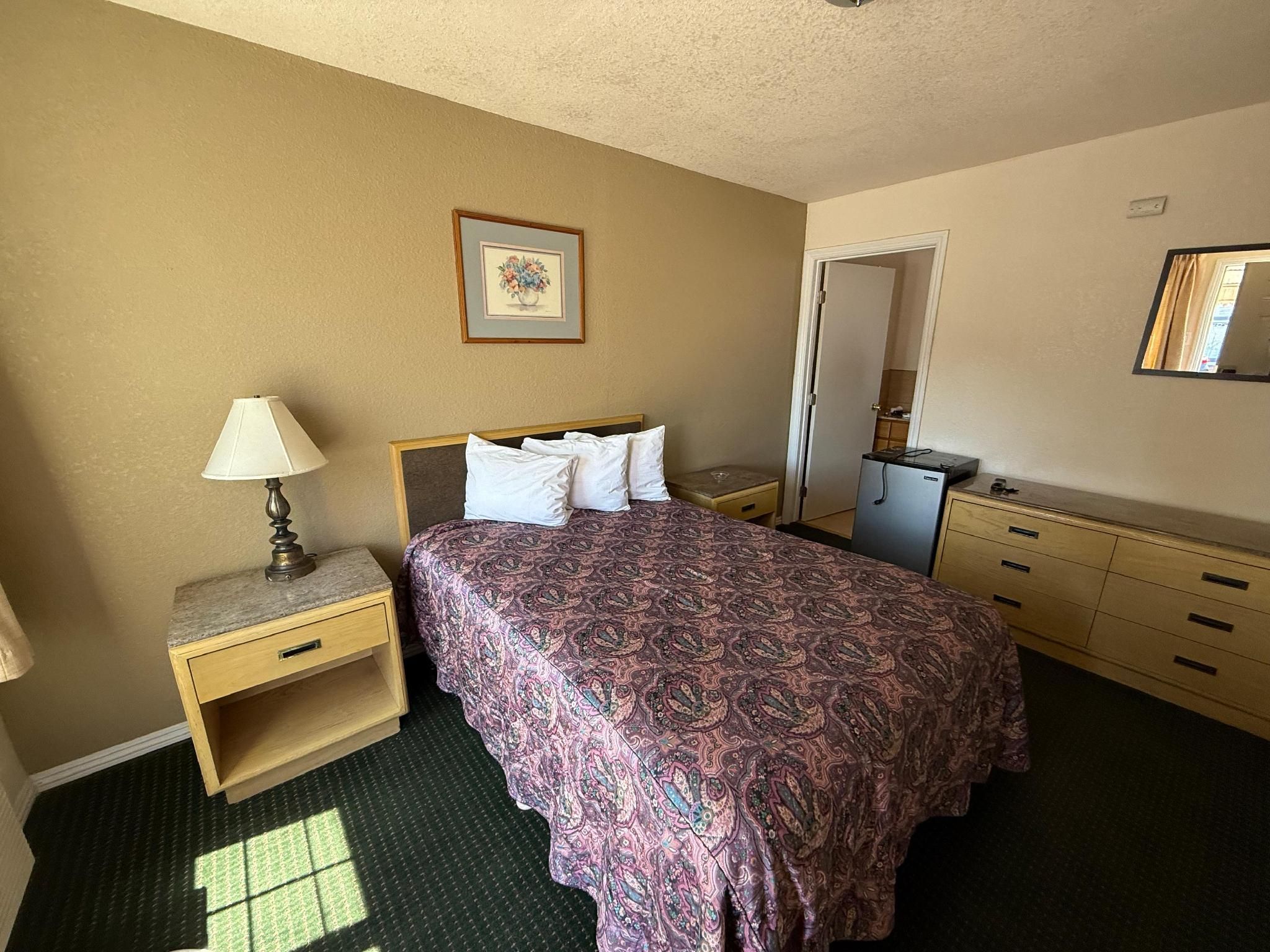 Queen Bed Studio with kitchenette Smoking
