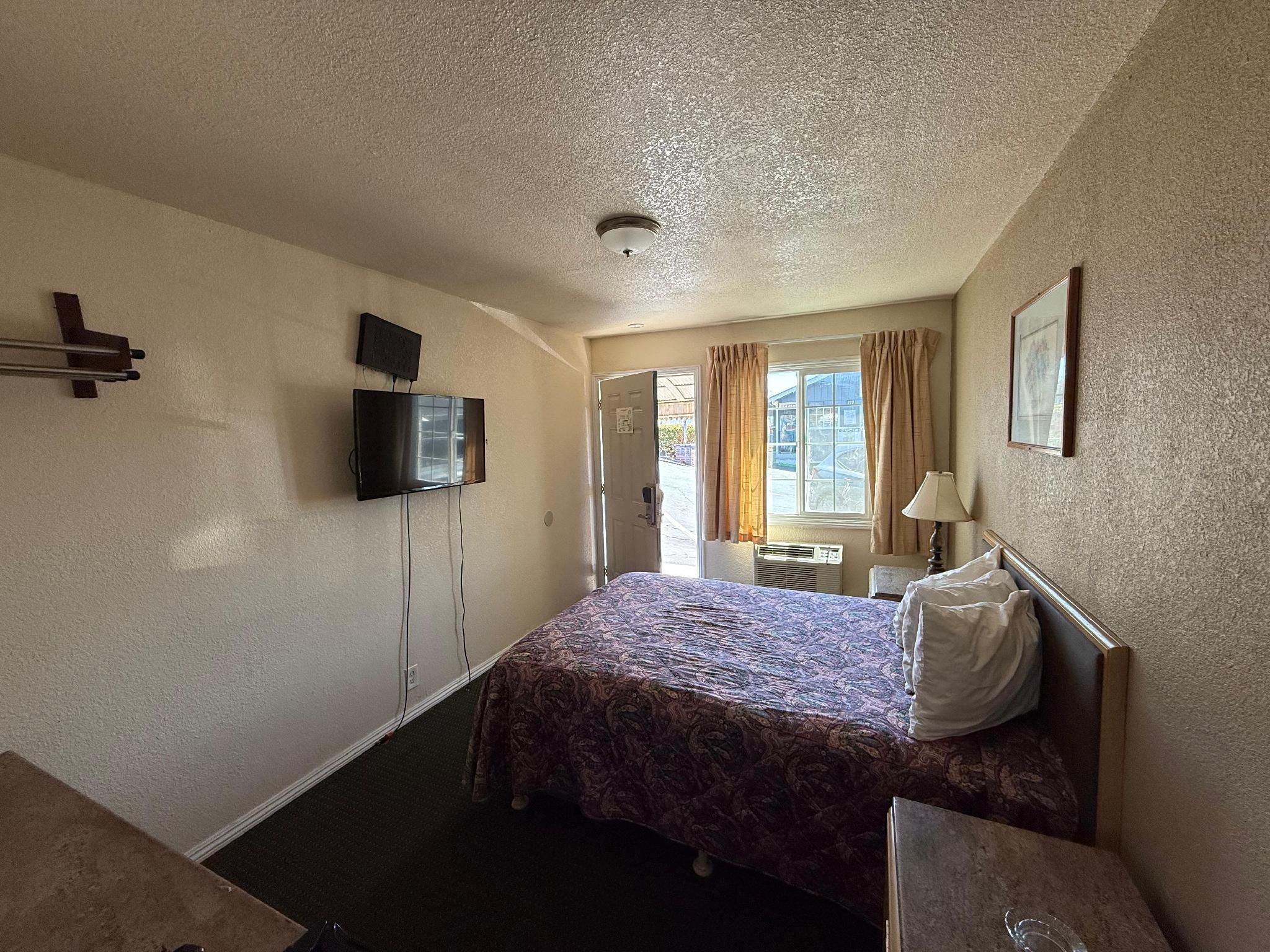 Queen Bed with Kitchenette Non - Smoking
