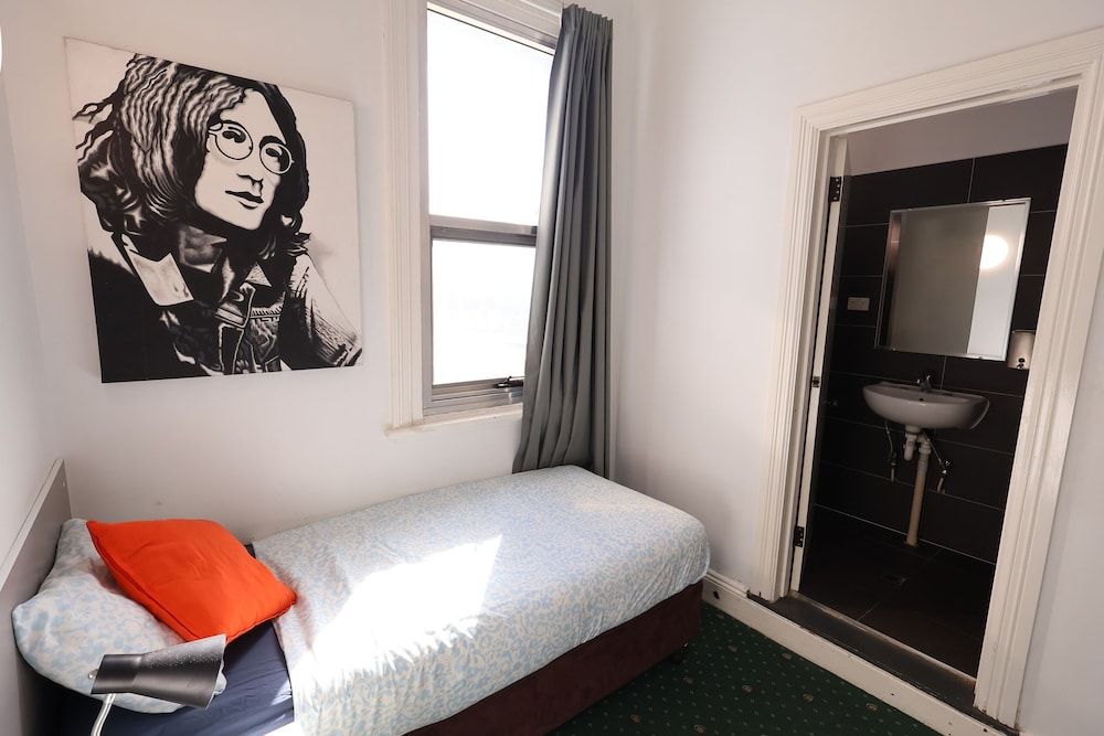 Single Private Room with private bathroom