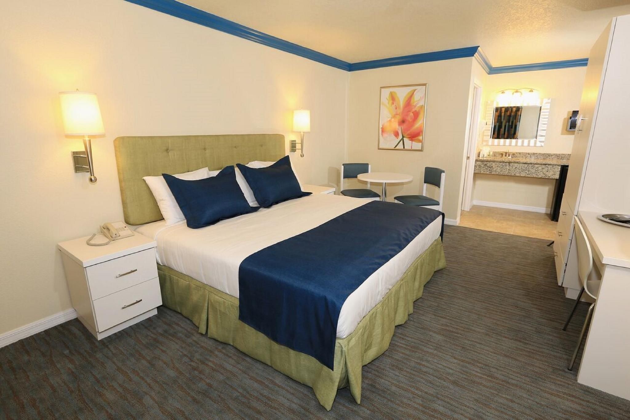 1 King Bed, Non-Smoking, Pool View