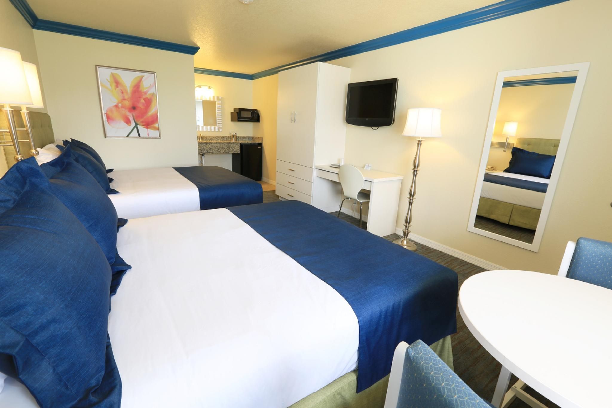 2 Queen Beds, Communication Assistance