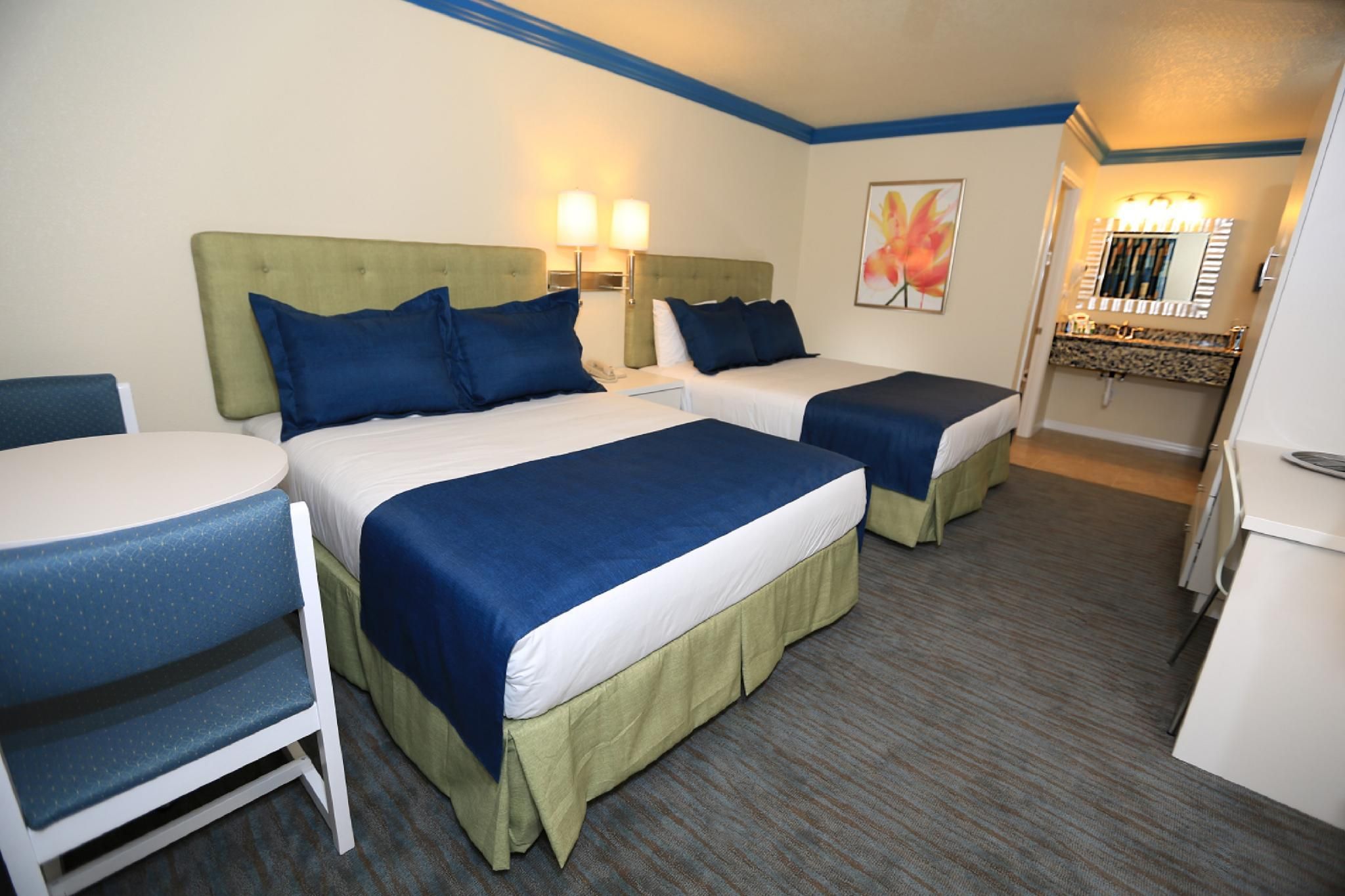 2 Queen Beds, Communication Assistance