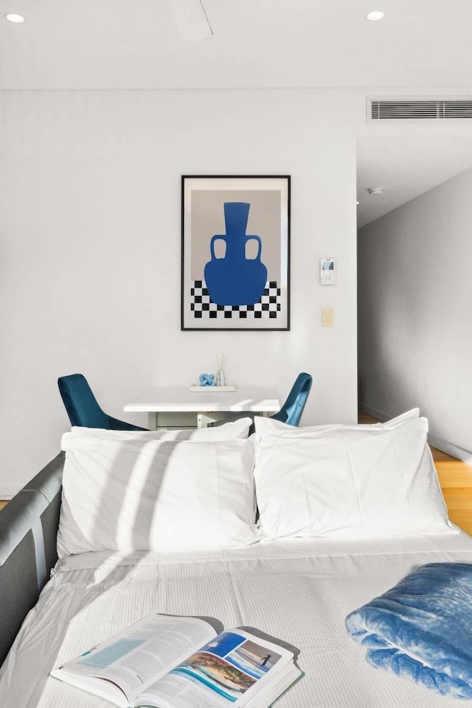 Central Art-deco 1bed With Balcony Aircon Apartment 9