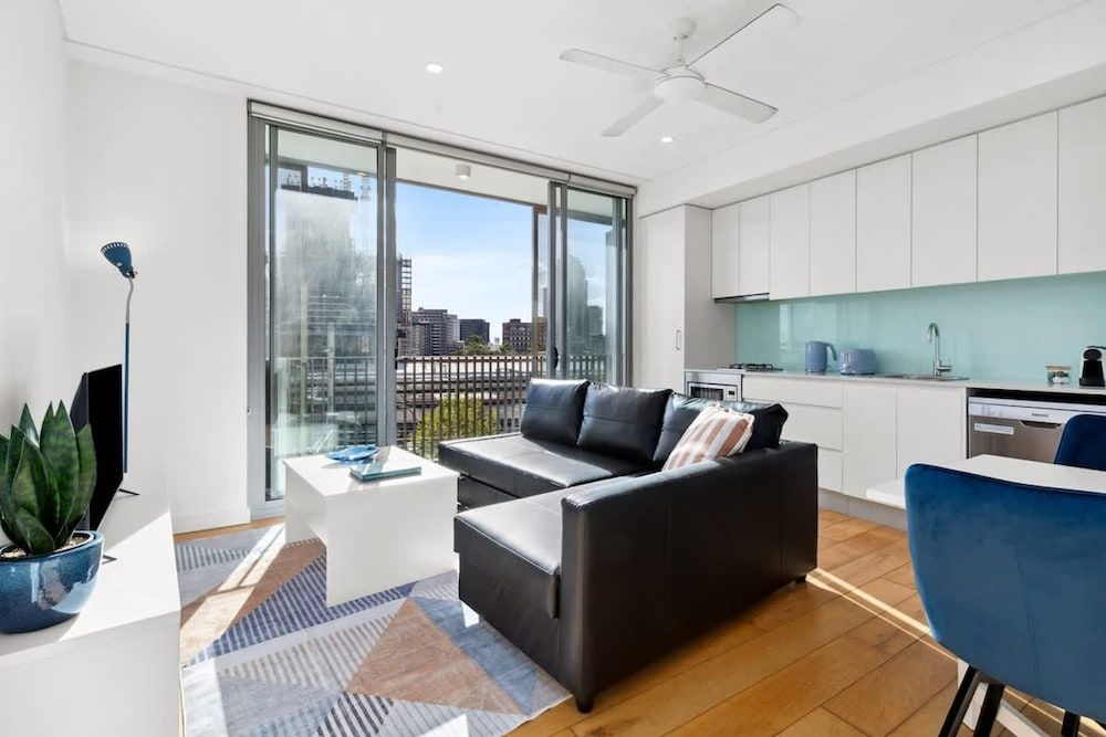 Central Art-deco 1bed With Balcony Aircon Apartment 6