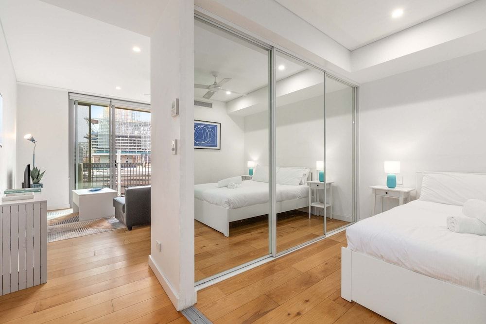 Central Art-deco 1bed With Balcony Aircon Apartment 8