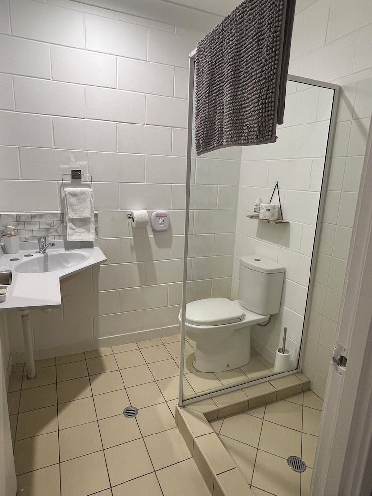 Spanish Lace Motor Inn Deluxe Double Room 5